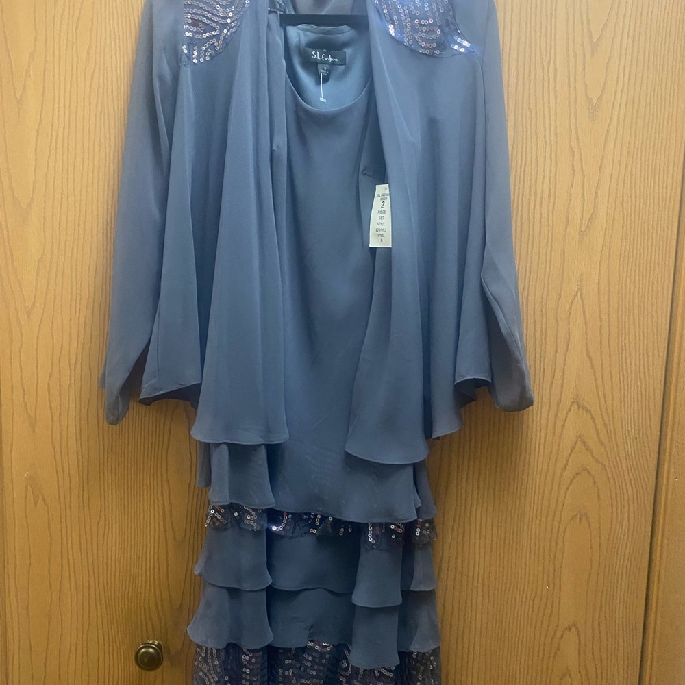 Summer dress size 8 gray. Sequin. Perfect for wedding or mother of the bride